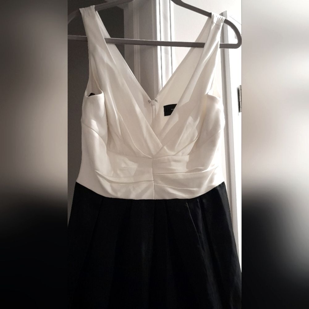 Vera Wang Formal Gown - Picture 3 of 9